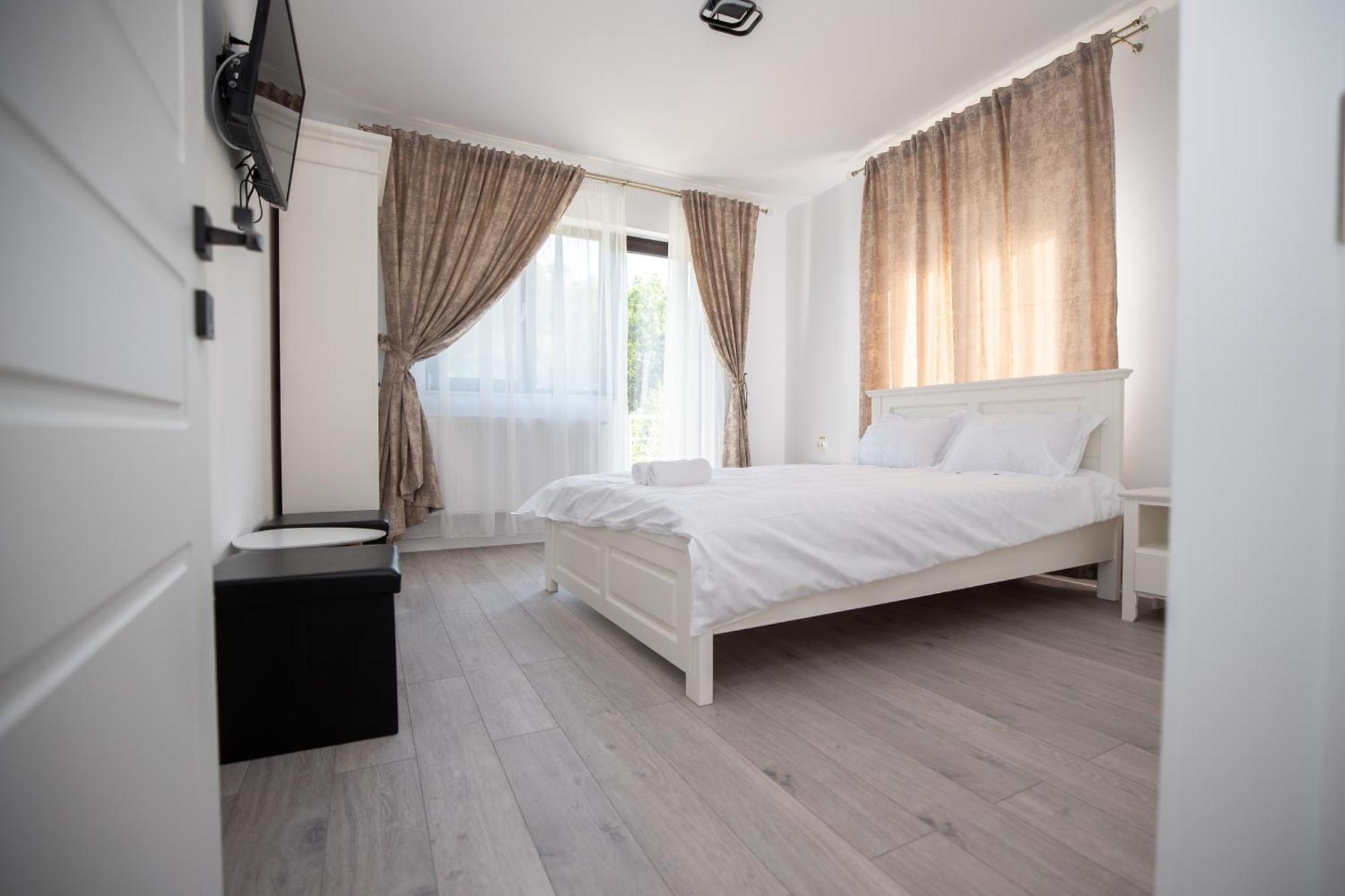 Rem Garden Hotell Novaci-Străini Exteriör bild