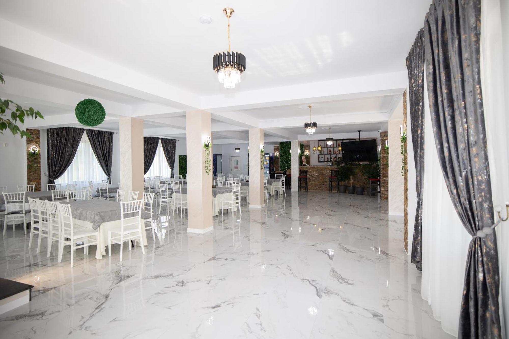 Rem Garden Hotell Novaci-Străini Exteriör bild