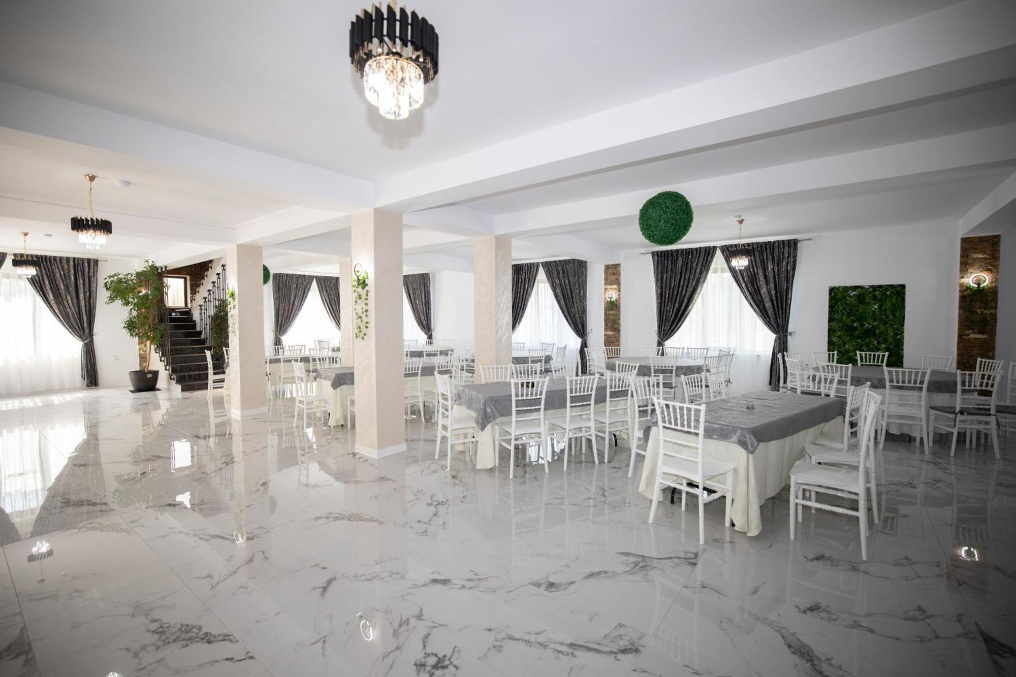 Rem Garden Hotell Novaci-Străini Exteriör bild