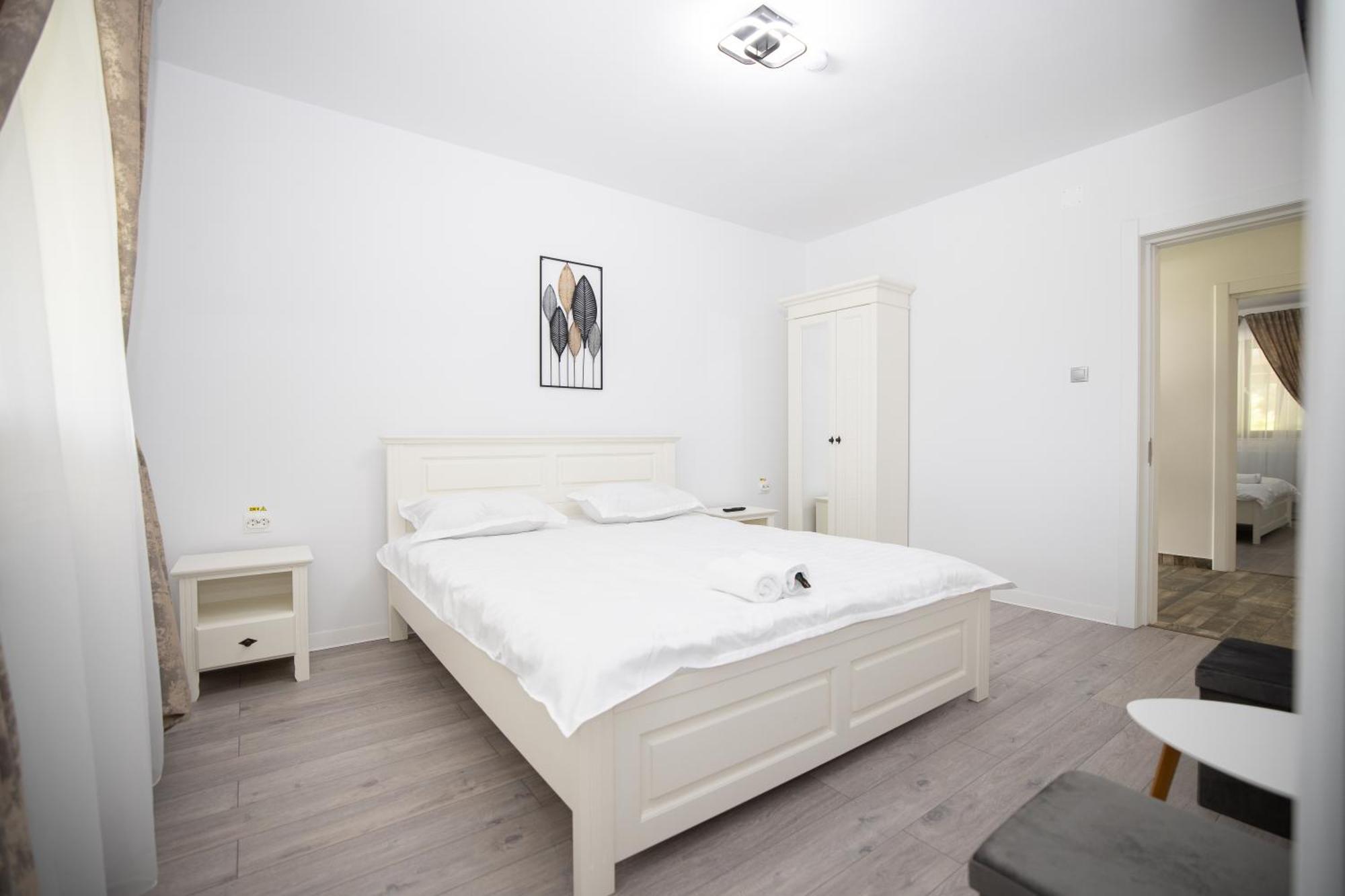 Rem Garden Hotell Novaci-Străini Exteriör bild