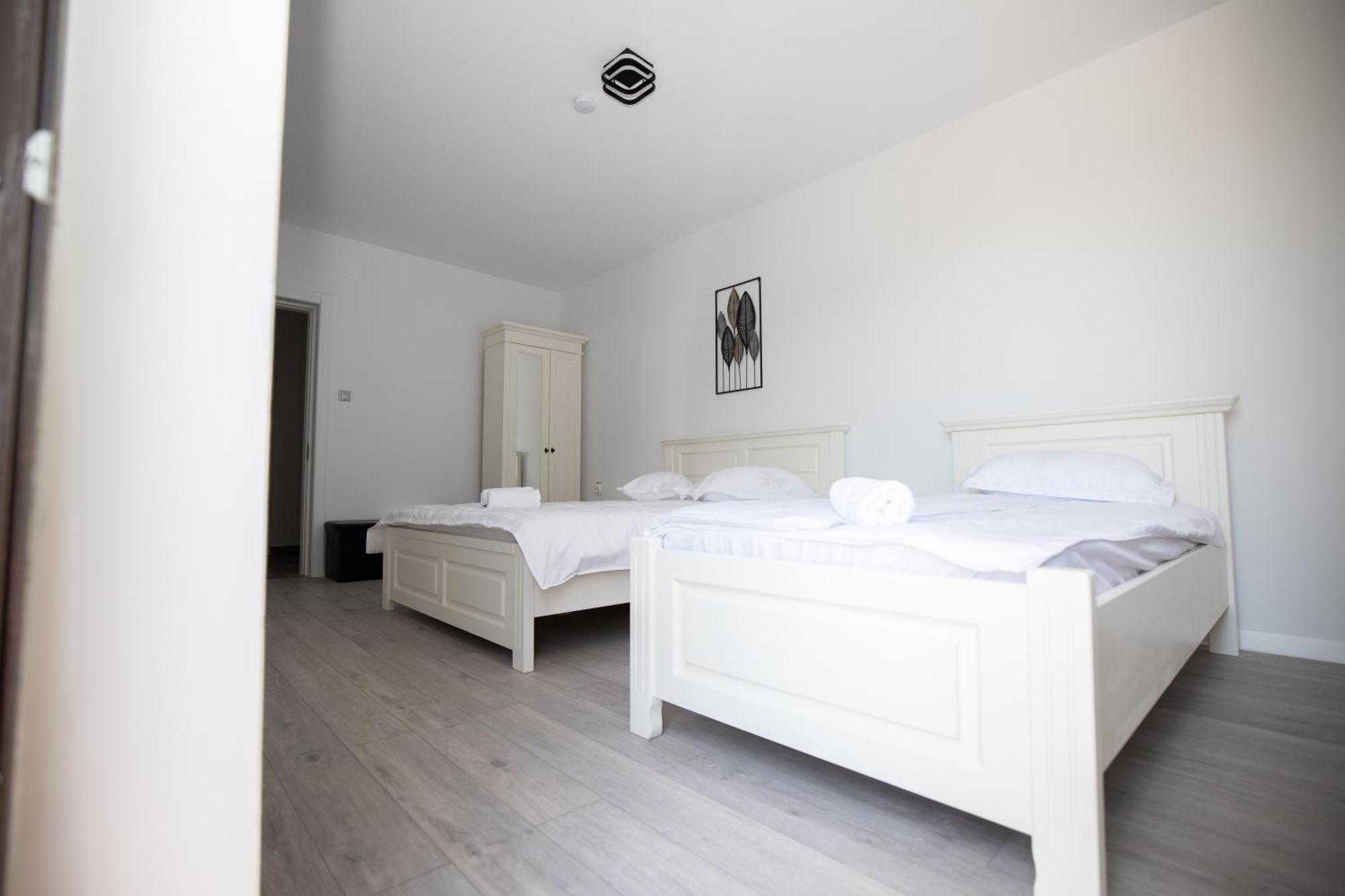 Rem Garden Hotell Novaci-Străini Exteriör bild