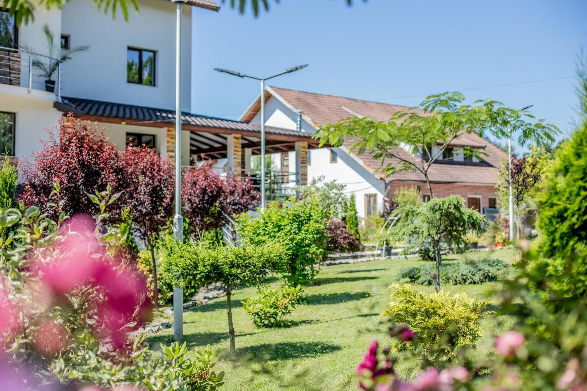 Rem Garden Hotell Novaci-Străini Exteriör bild