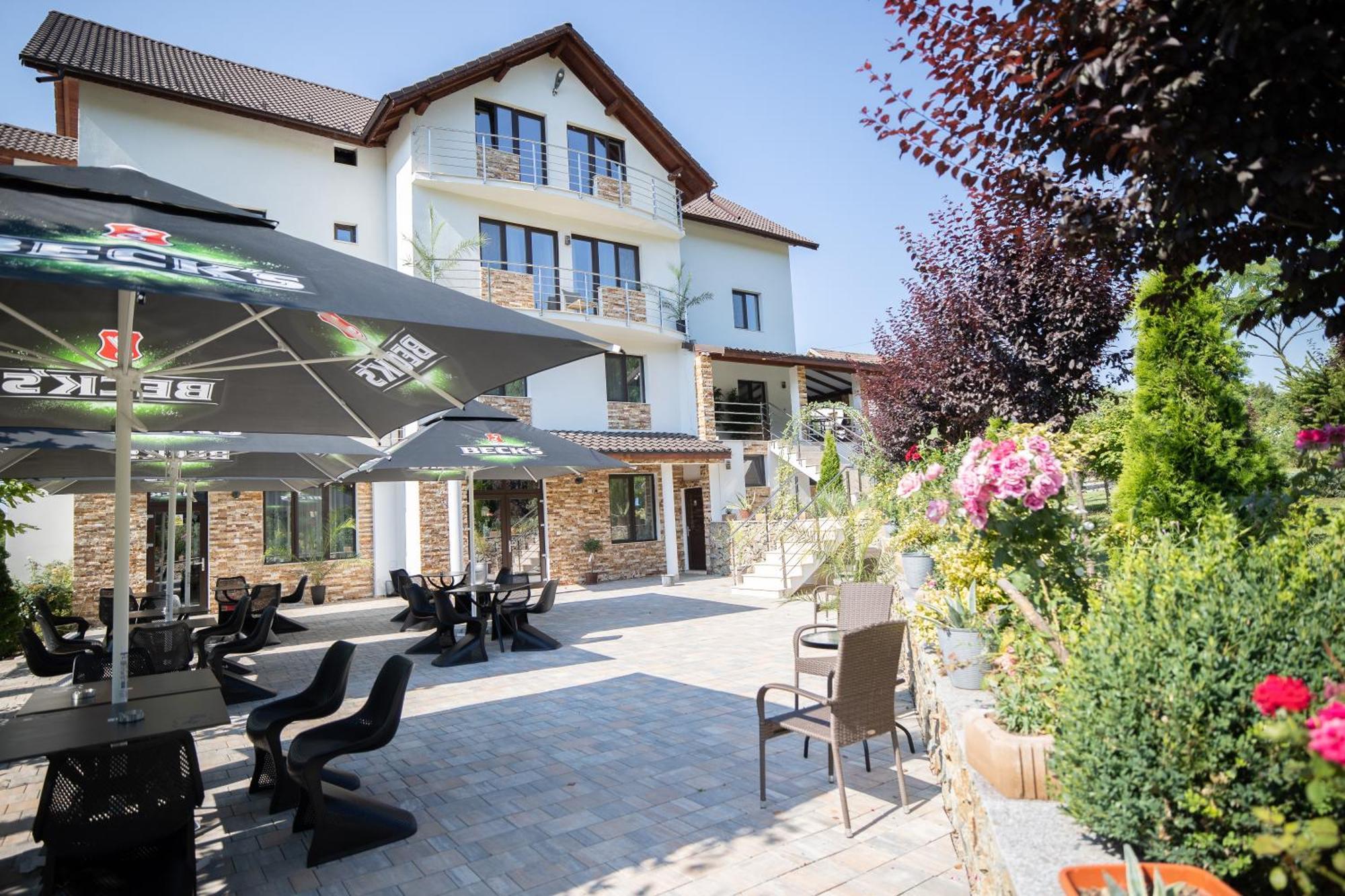 Rem Garden Hotell Novaci-Străini Exteriör bild