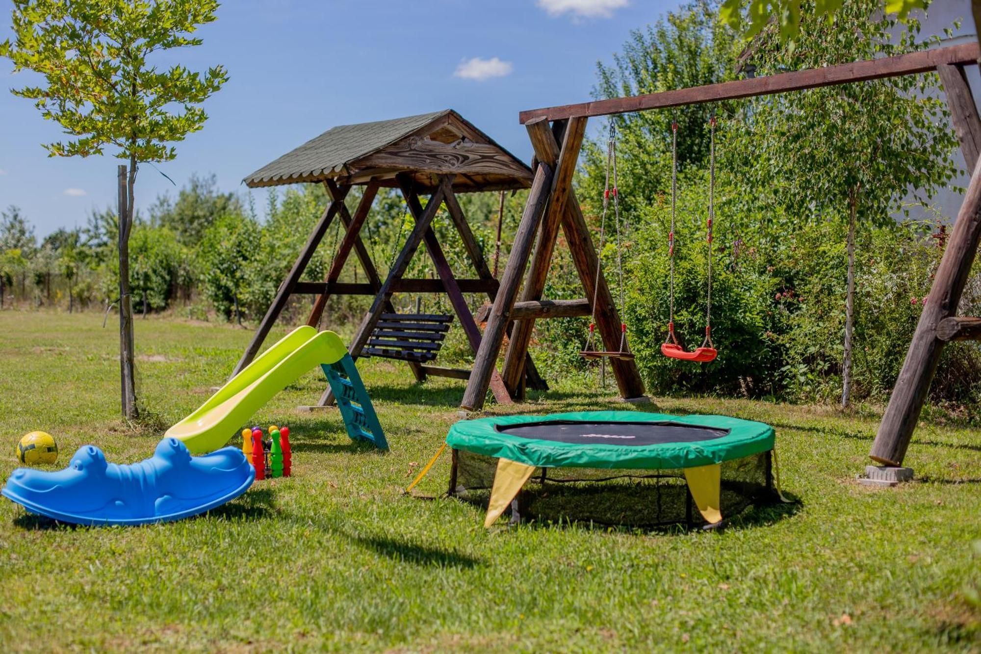Rem Garden Hotell Novaci-Străini Exteriör bild