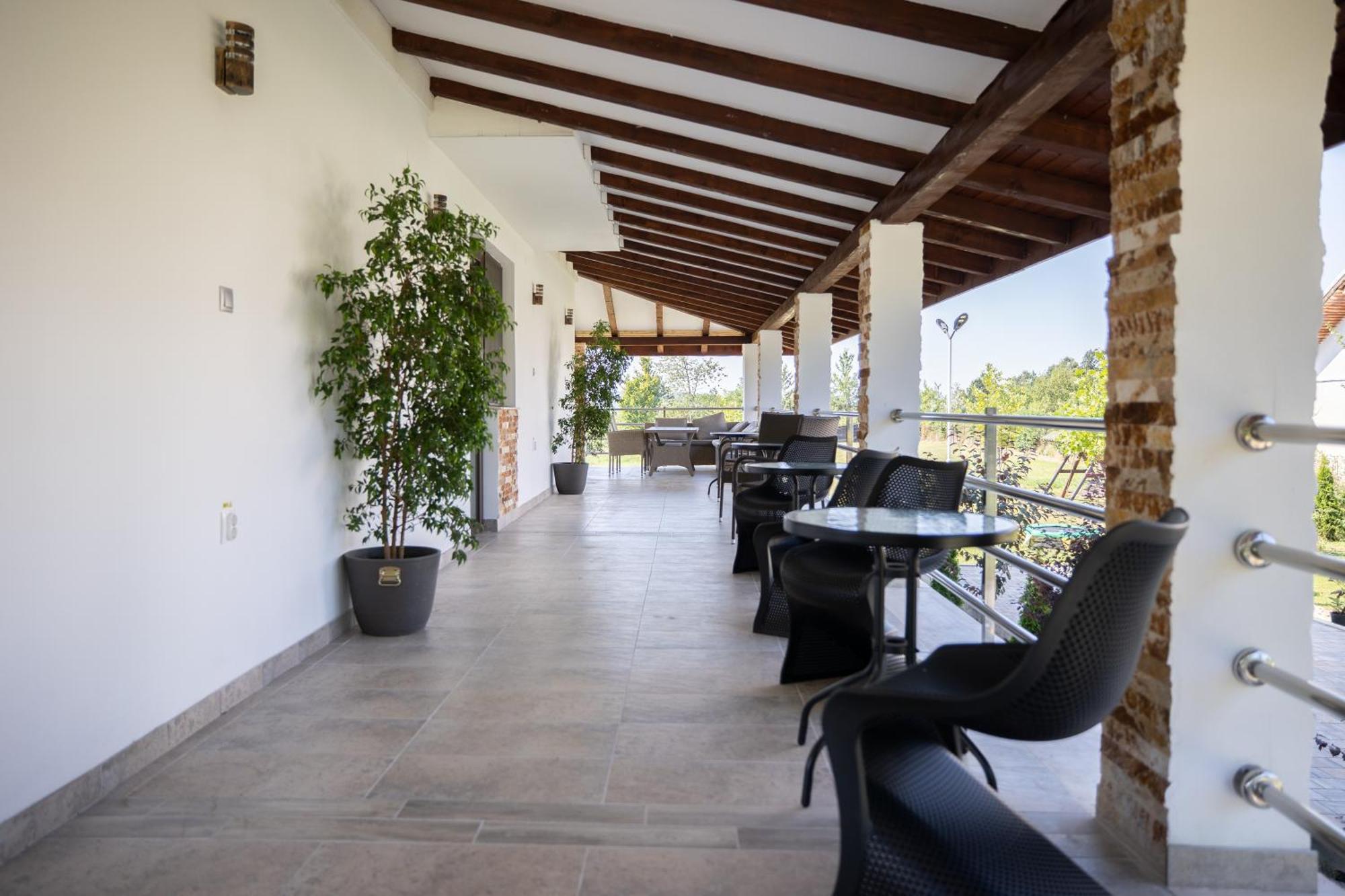 Rem Garden Hotell Novaci-Străini Exteriör bild