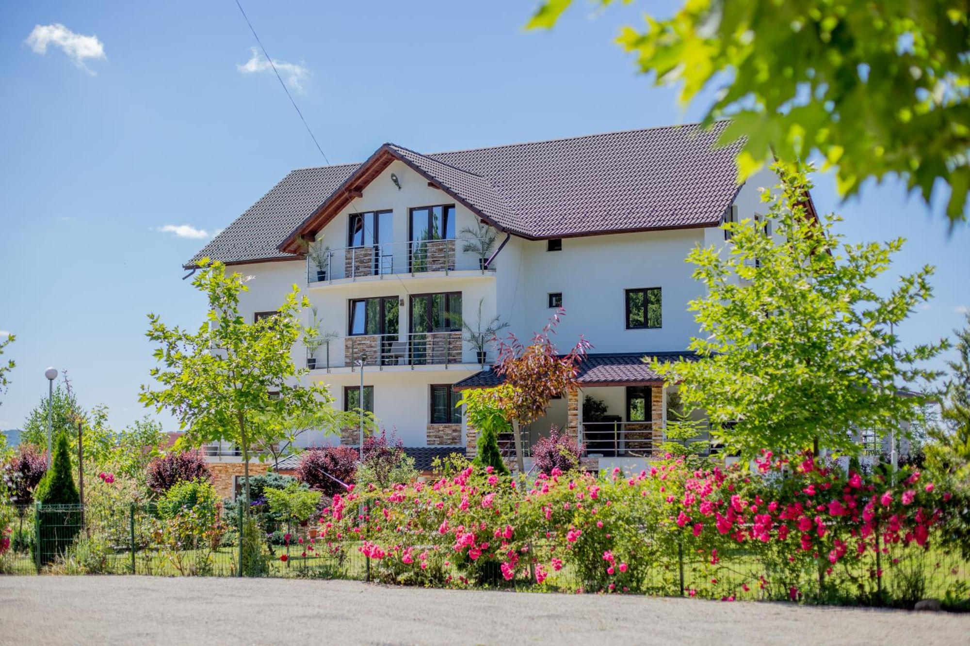 Rem Garden Hotell Novaci-Străini Exteriör bild