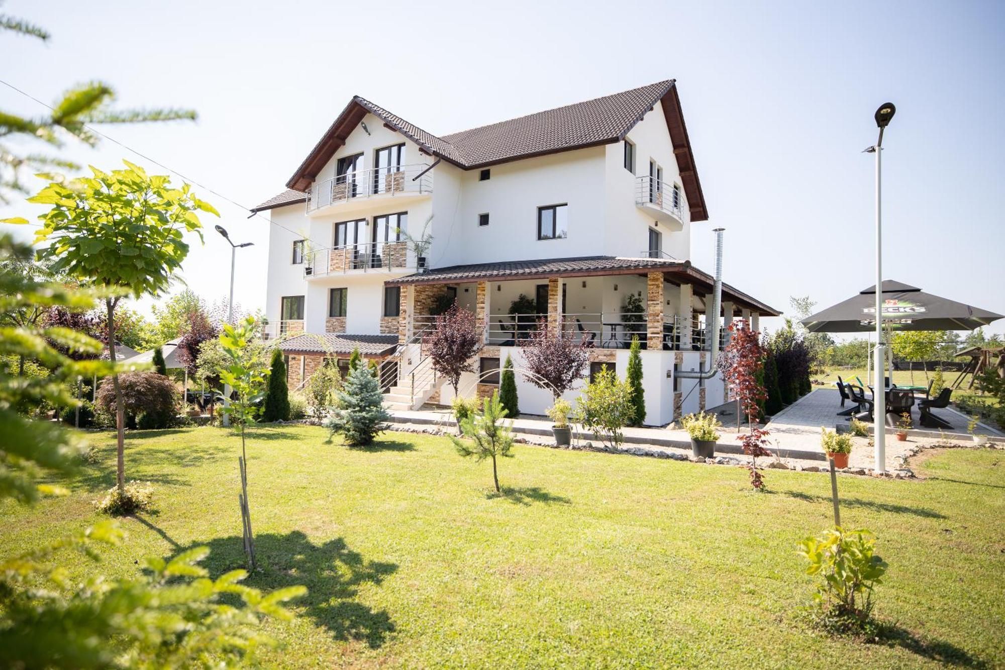Rem Garden Hotell Novaci-Străini Exteriör bild